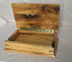 Beautiful oak live wood trinket box with lift lid.